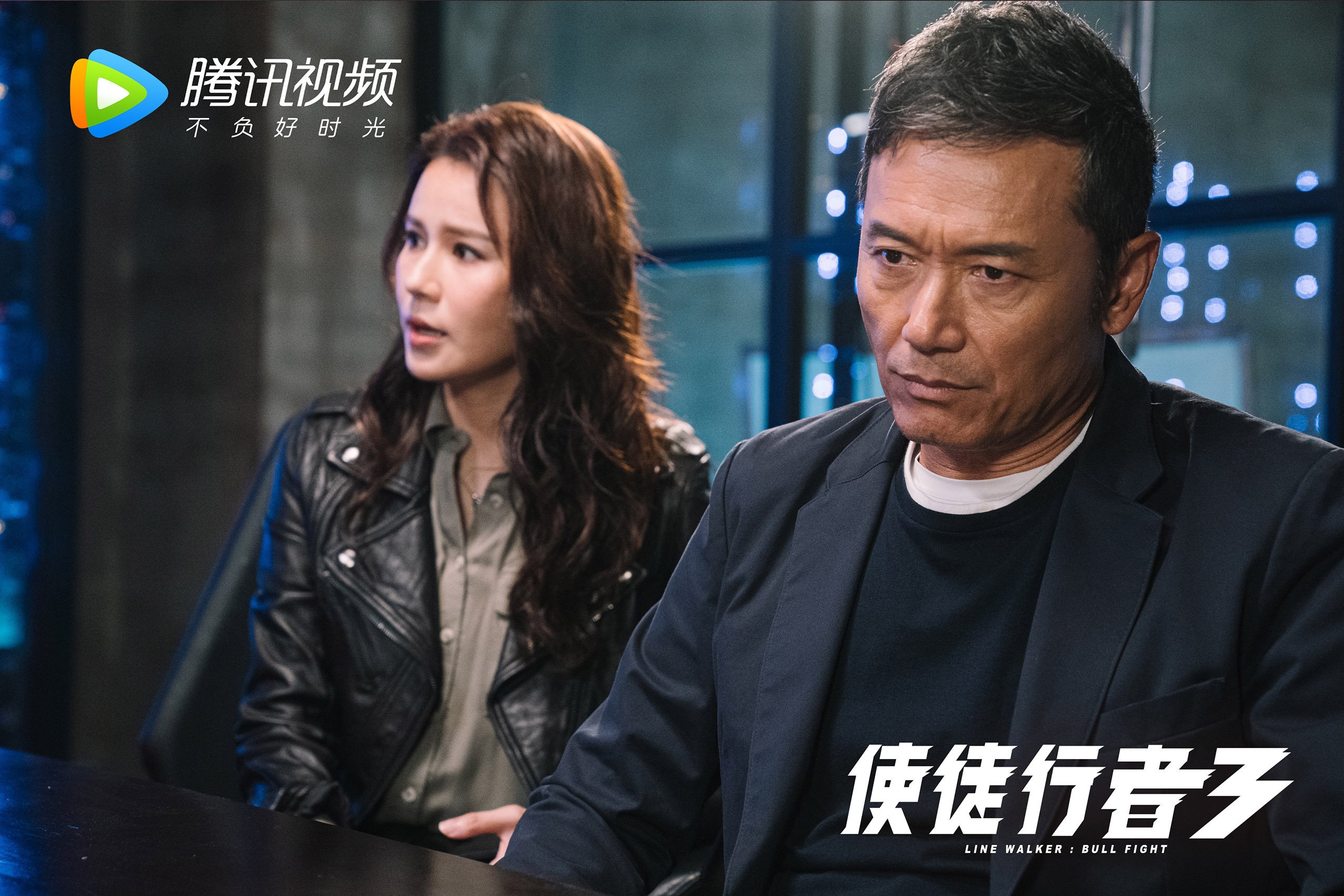 华山杯篮球赛即将开战，球迷热情高涨，华山篮球场